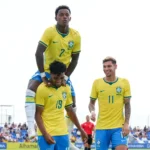 Jogadores da seleção brasileira sub-20 comemoram gol durante partida contra o México em estádio com torcida ao fundo