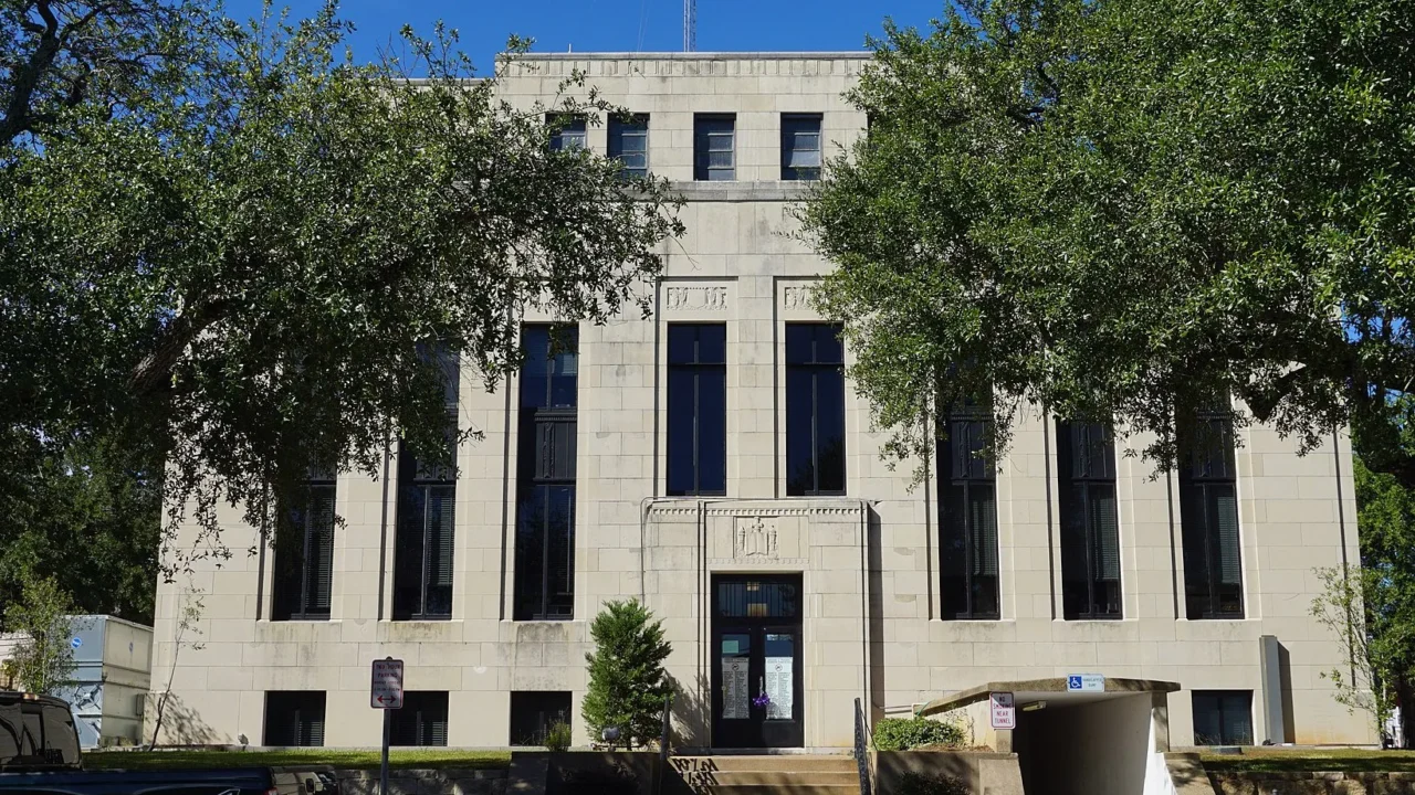 Fachada clara do tribunal do condado de Van Zandt, em Canton, no Texas, entre árvores, com uma picape estacionada em frente (foto de arquivo, 2017)