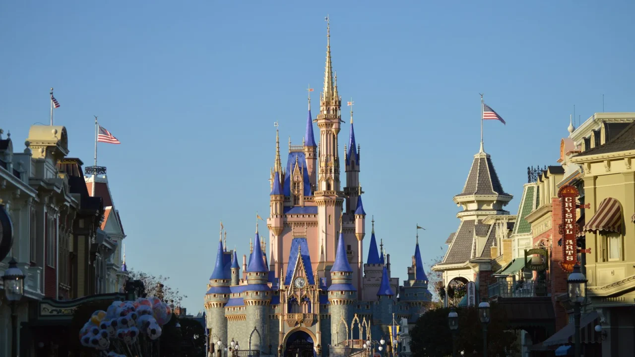 Castelo da Cinderela, com torres azuis e douradas, visto da Main Street U.S.A., no Magic Kingdom