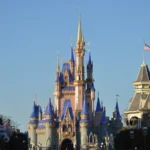 Castelo da Cinderela, com torres azuis e douradas, visto da Main Street U.S.A., no Magic Kingdom