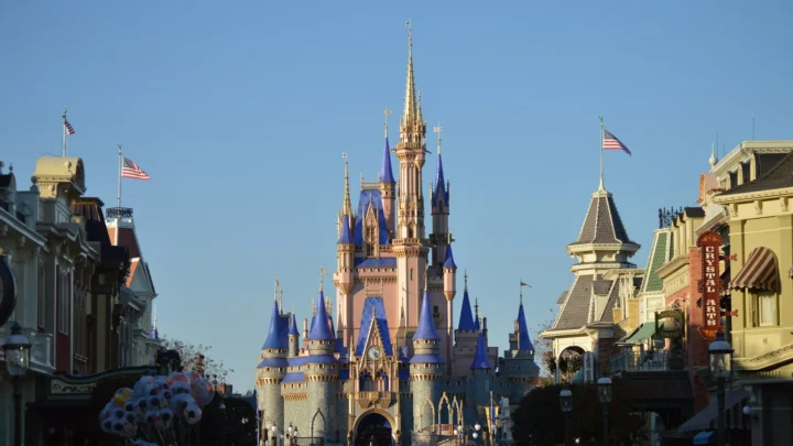 Castelo da Cinderela, com torres azuis e douradas, visto da Main Street U.S.A., no Magic Kingdom