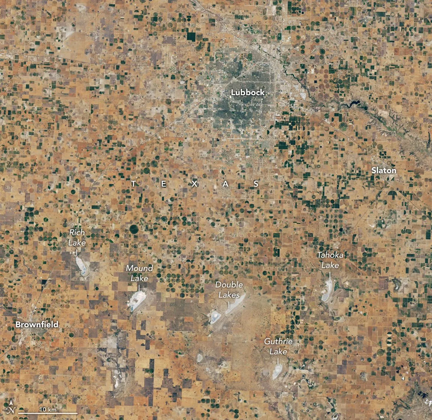 Uma imagem de satélite da mesma região de Lubbock em 9 de setembro de 2026 parece ressecada, com muito menos vegetação verde e lagos em sua maioria secos.