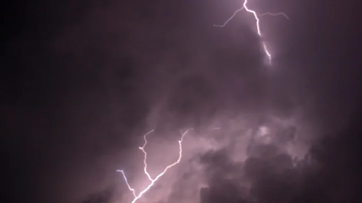 Imagem ilustrativa: raios cortam o céu roxo de uma tempestade noturna em Oklahoma