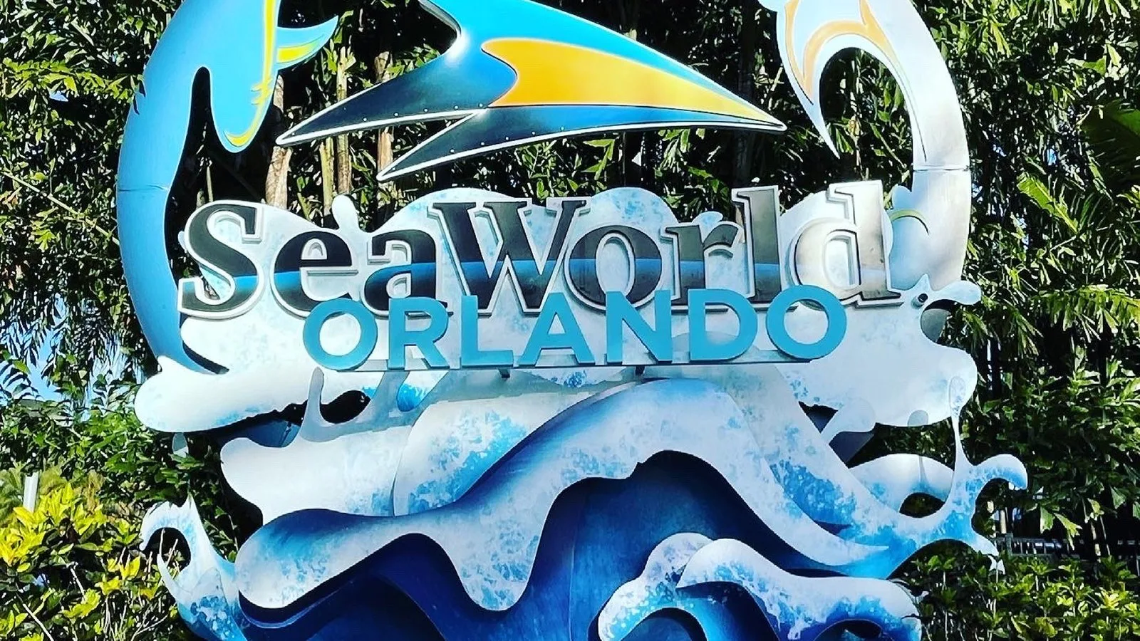 Letreiro do SeaWorld Orlando com escultura de onda e silhuetas de orca e golfinho, na entrada do parque, em março de 2021 (imagem de arquivo)