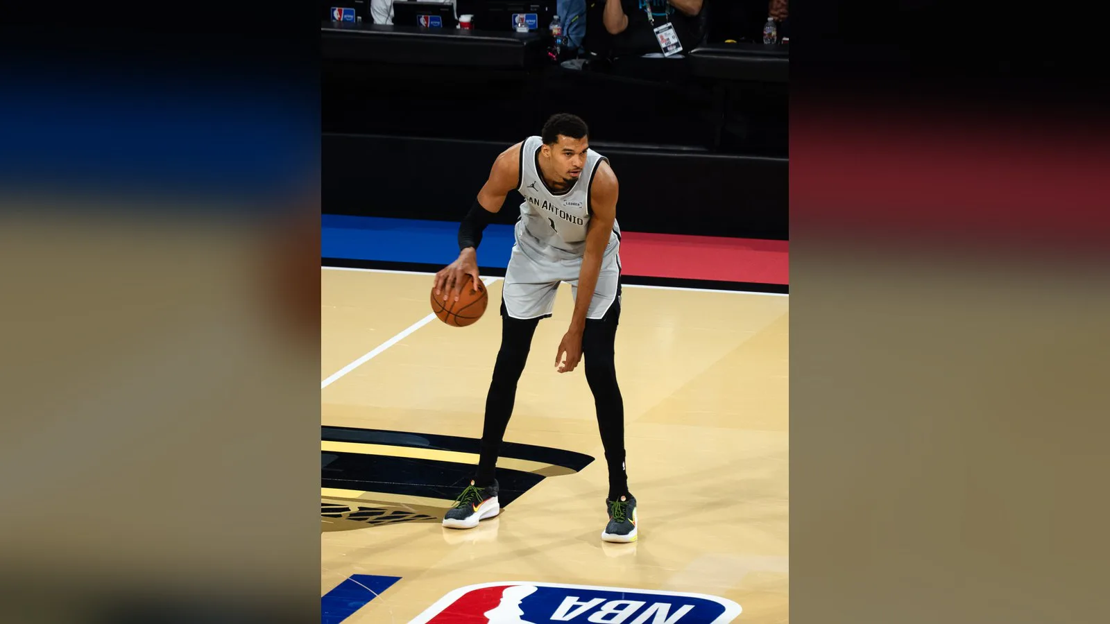 Victor Wembanyama, do San Antonio Spurs, com a bola na quadra durante a NBA Cup de 2025, em Las Vegas