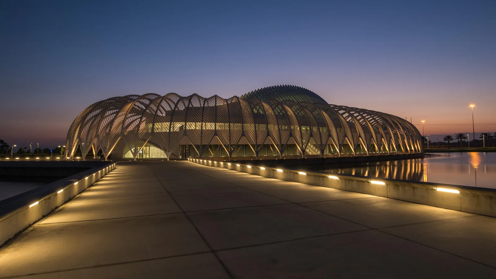 Foto de arquivo de 2017, à noite, do prédio projetado por Santiago Calatrava no campus da Florida Polytechnic University, em Lakeland, com passarela iluminada à frente