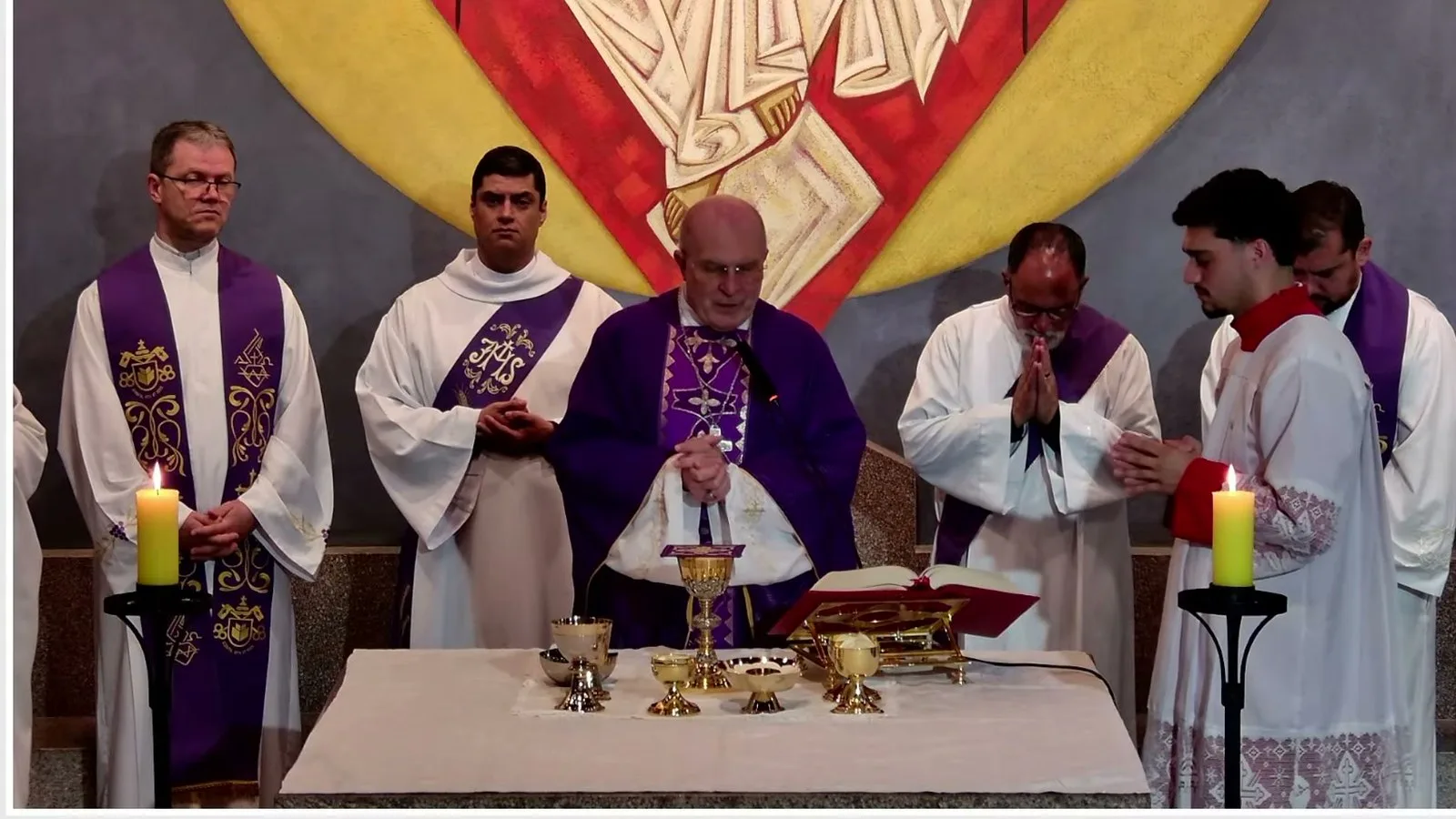 Padres celebram no altar da Capela Universitária Jesus Mestre a missa em memória do reitor, em Curitiba