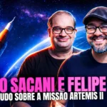 Os apresentadores Sérgio Sacani e Felipe Hime posam diante de um foguete e da Lua, em arte com o título "Tudo sobre a missão Artemis II