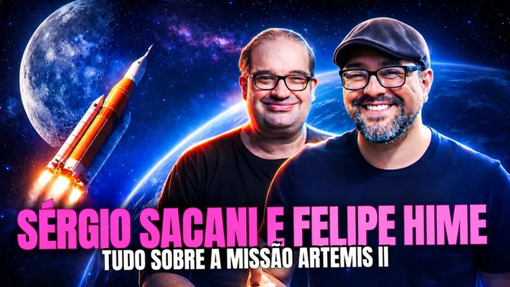 Os apresentadores Sérgio Sacani e Felipe Hime posam diante de um foguete e da Lua, em arte com o título "Tudo sobre a missão Artemis II
