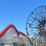 Foto de arquivo de julho de 2023 da montanha-russa Incredicoaster e da roda-gigante Pixar Pal-A-Round, com o rosto do Mickey, no Disney California Adventure; a foto não mostra a família do vídeo