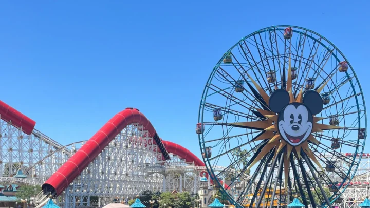 Foto de arquivo de julho de 2023 da montanha-russa Incredicoaster e da roda-gigante Pixar Pal-A-Round, com o rosto do Mickey, no Disney California Adventure; a foto não mostra a família do vídeo