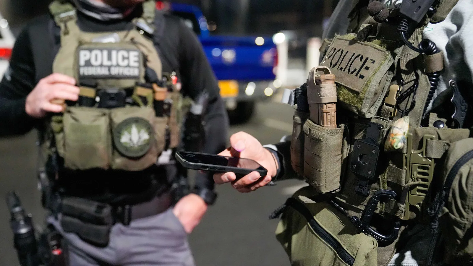 Agentes federais com coletes onde se lê "Police, Federal Officer" durante operação do ICE em West Palm Beach, na Flórida, em fevereiro de 2025