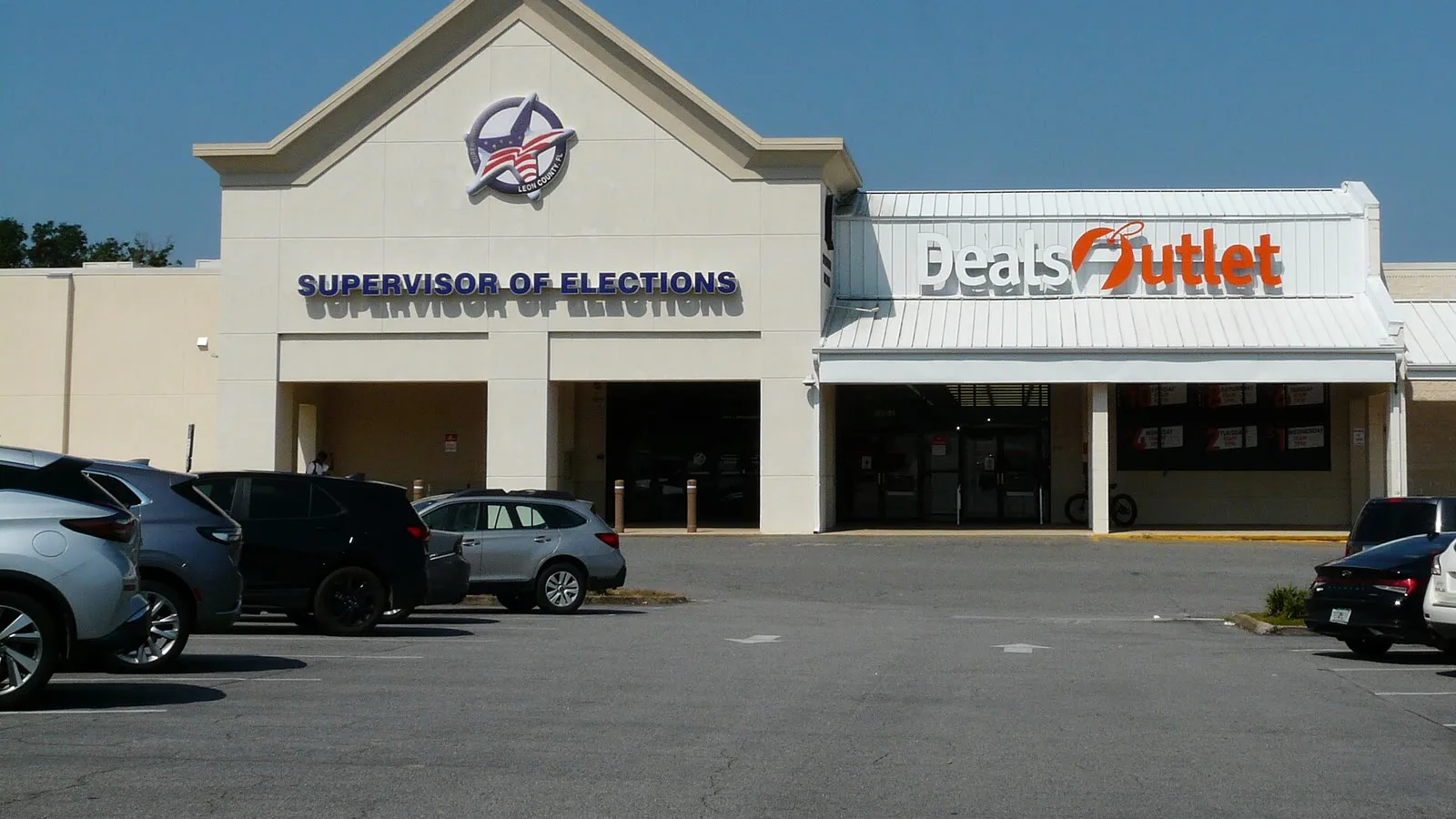 Fachada do escritório do supervisor eleitoral do Condado de Leon, em Tallahassee, na Flórida, num centro comercial, em agosto de 2025 (imagem de arquivo)