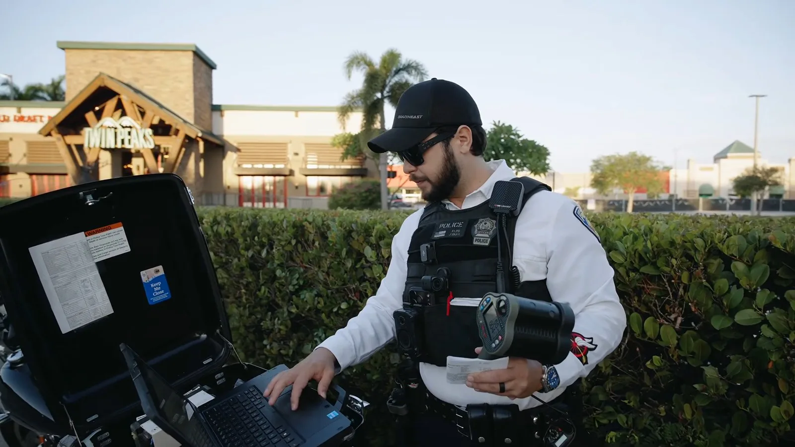 Policial de Fort Lauderdale com o radar a laser usado para medir a velocidade na North Andrews Avenue