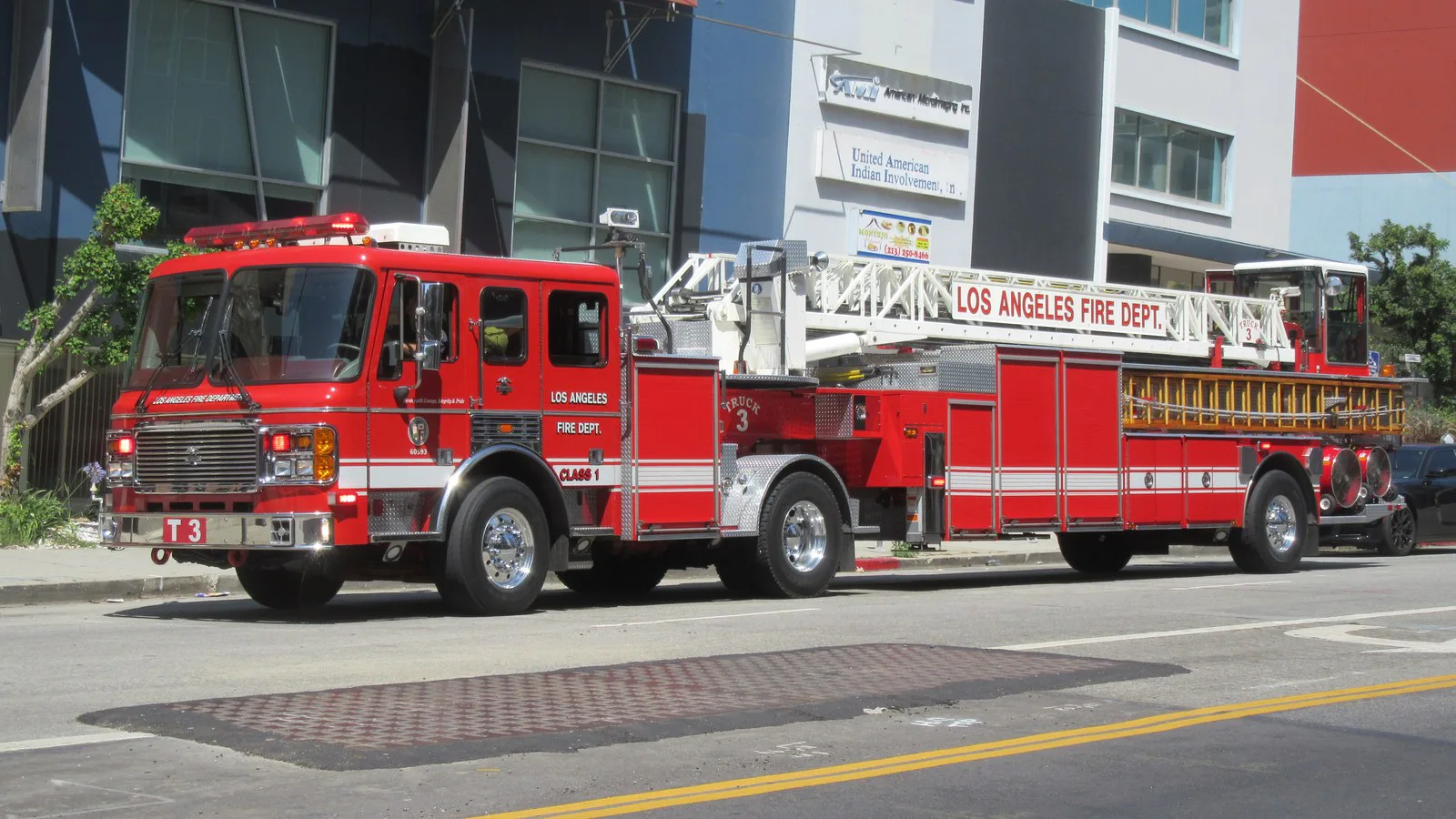Caminhão vermelho com escada aérea do Corpo de Bombeiros de Los Angeles (Truck 3) estacionado numa rua da cidade, em 2018 (imagem de arquivo)