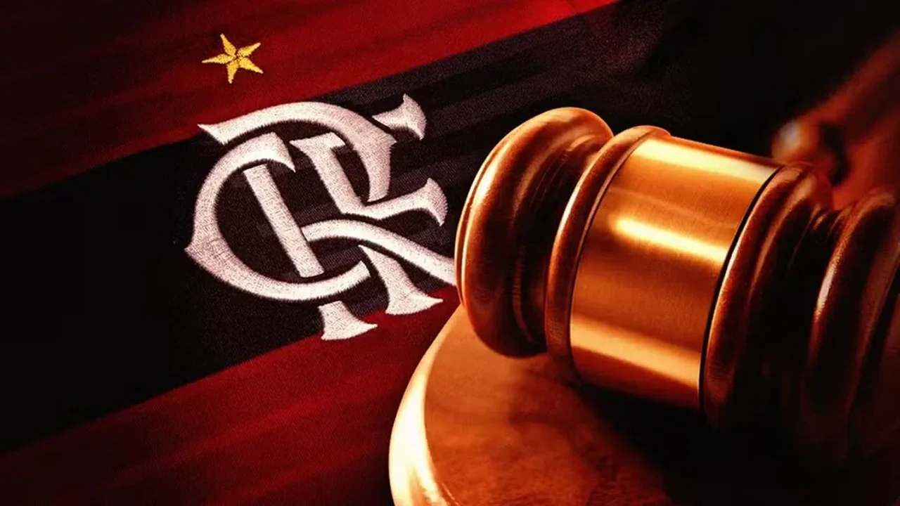 Ilustração com o escudo do Flamengo, emblema em bordado branco sobre fundo rubro-negro, ao lado de um martelo de juiz de madeira