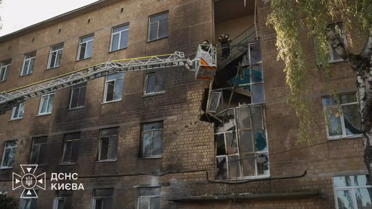 Bombeiros em plataforma de escada inspecionam fachada de escola atingida por drone no distrito de Solomianskyi, em Kiev, em 1º de outubro de 2026, outro ataque em que alunos e funcionários estavam no abrigo