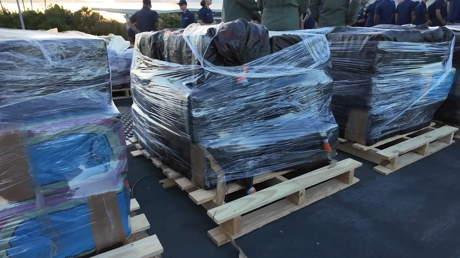 Paletes com fardos de drogas embalados em plástico no cais de Port Everglades