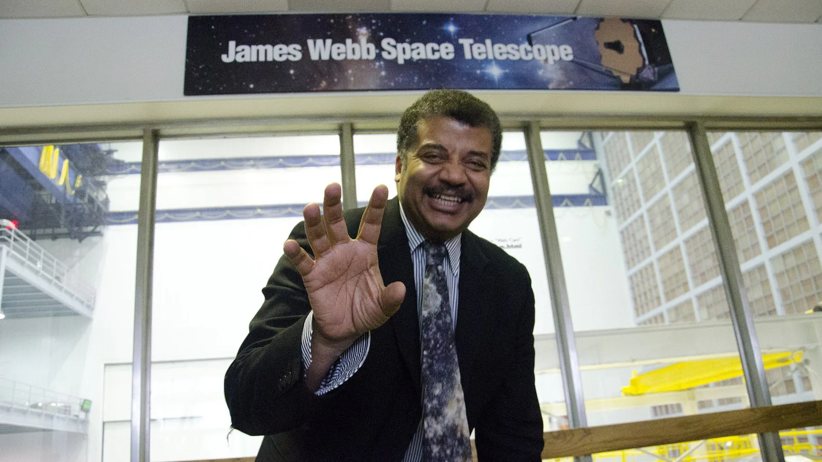 O astrofísico Neil deGrasse Tyson acena durante visita ao Centro Goddard da NASA, em Maryland, em junho de 2014 (imagem de arquivo)