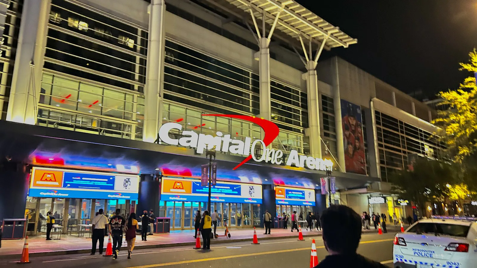 Fachada iluminada da Capital One Arena, em Washington, D.C., à noite, em foto de arquivo de outubro de 2024